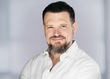 YK Group launcht neue Dachmarke und forciert Commerce Advertising - Tobias Conrad, CCO von mrge, will die Customer-Journey mit Commerce Advertising auf eine neue Stufe heben - Foto: mrge